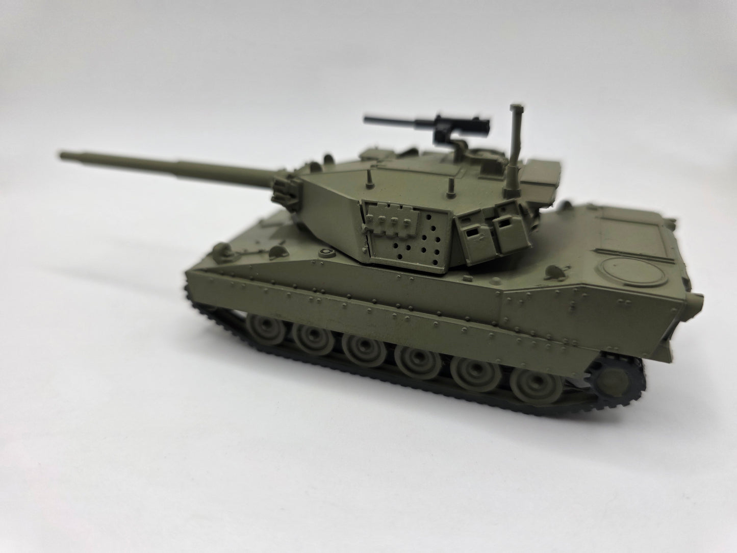 1:72 M8 Buford Armored Gun System Tank OD Green US Army