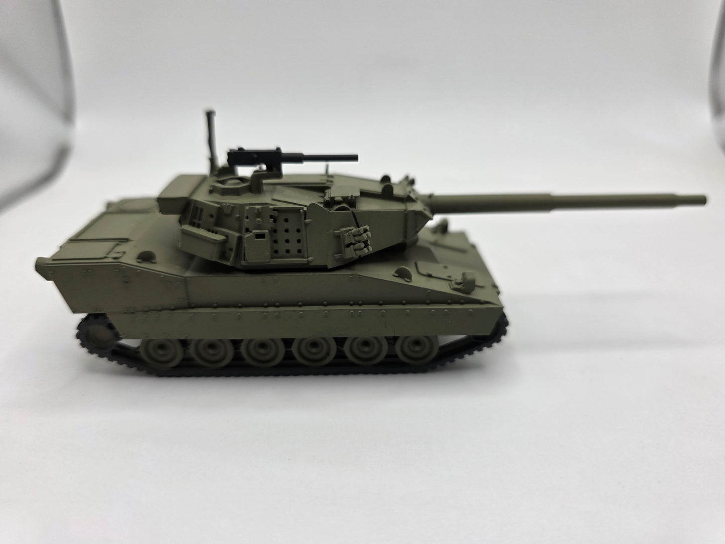 1:72 M8 Buford Armored Gun System Tank OD Green US Army