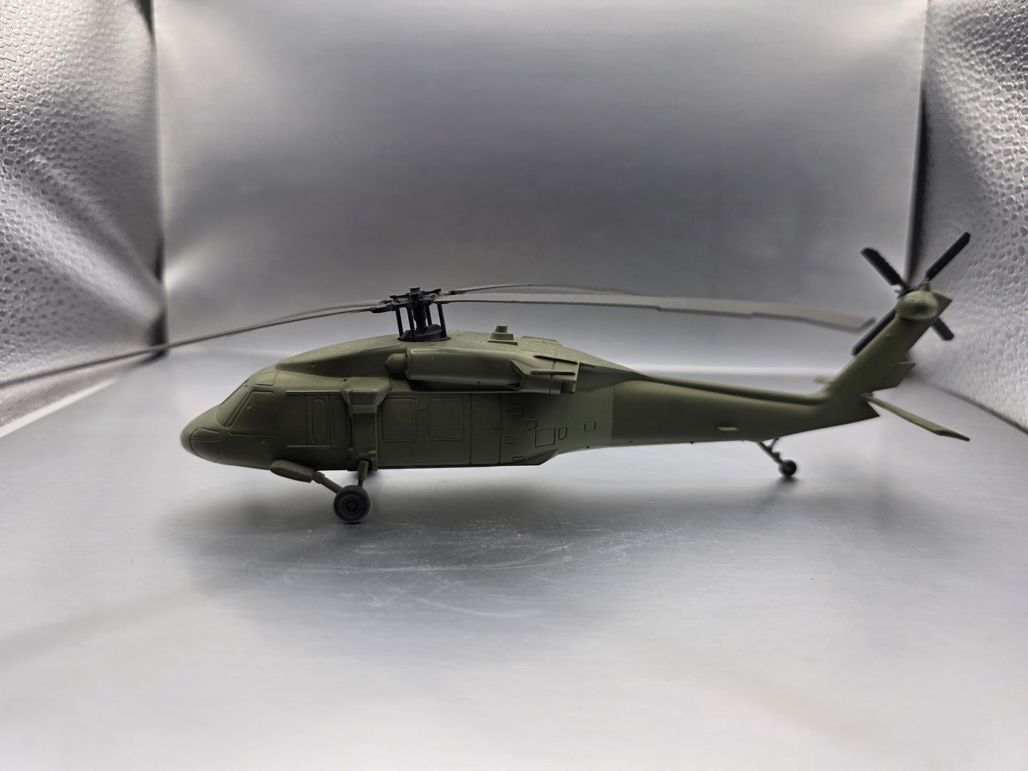 HO Scale 1:87 Sikorsky UH-60 Blackhawk Helicopter Trainload - US Army - OD Green