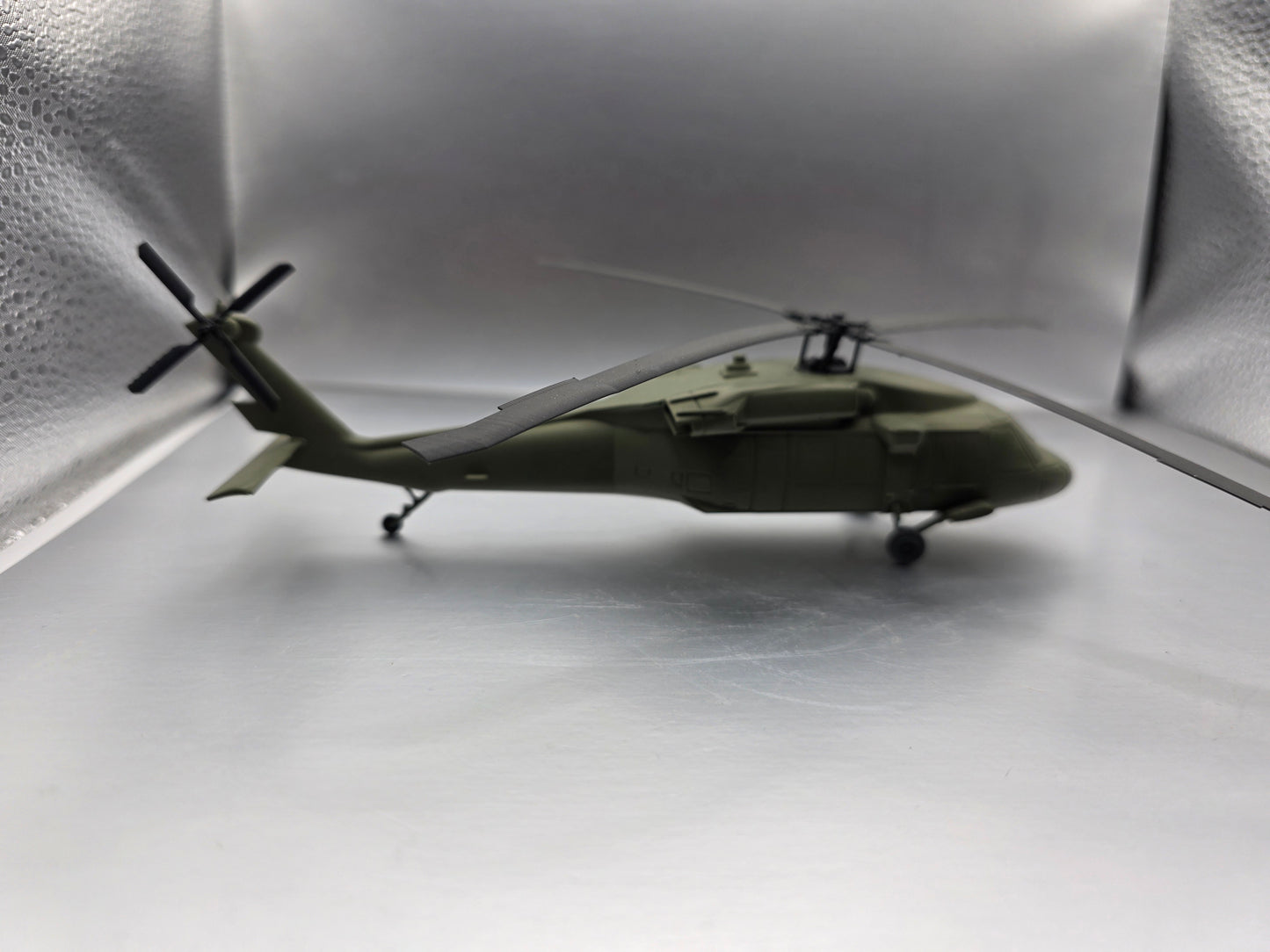 HO Scale 1:87 Sikorsky UH-60 Blackhawk Helicopter Trainload - US Army - OD Green