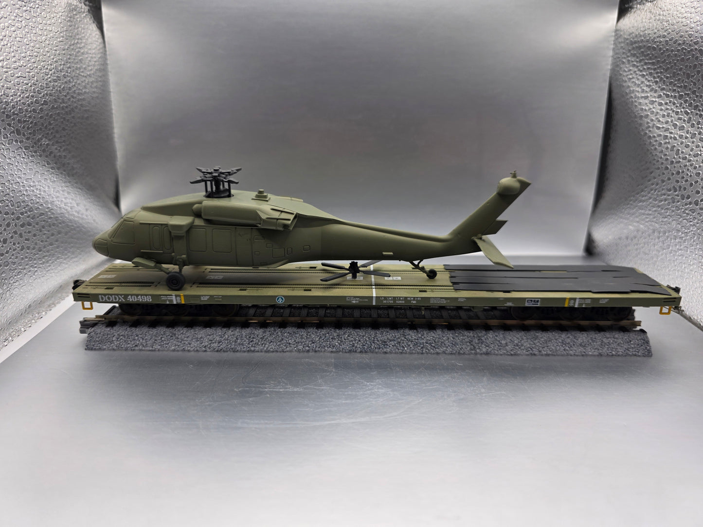 HO Scale 1:87 Sikorsky UH-60 Blackhawk Helicopter Trainload - US Army - OD Green