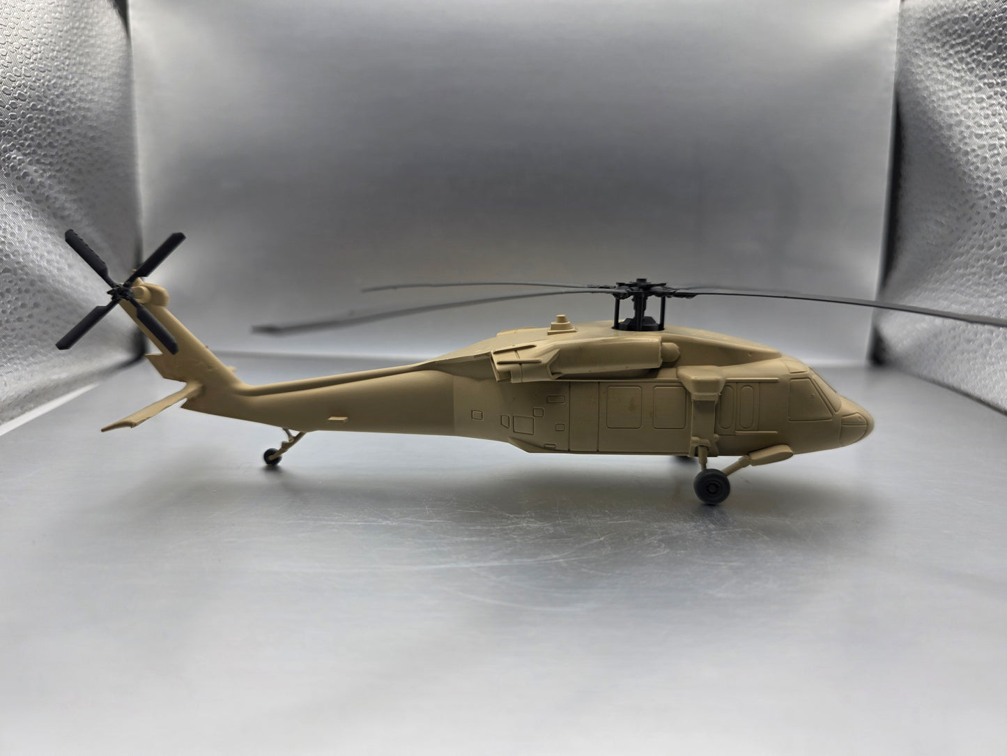 HO Scale 1:87 Sikorsky UH-60 Blackhawk Helicopter Trainload - US Army - Desert Camo