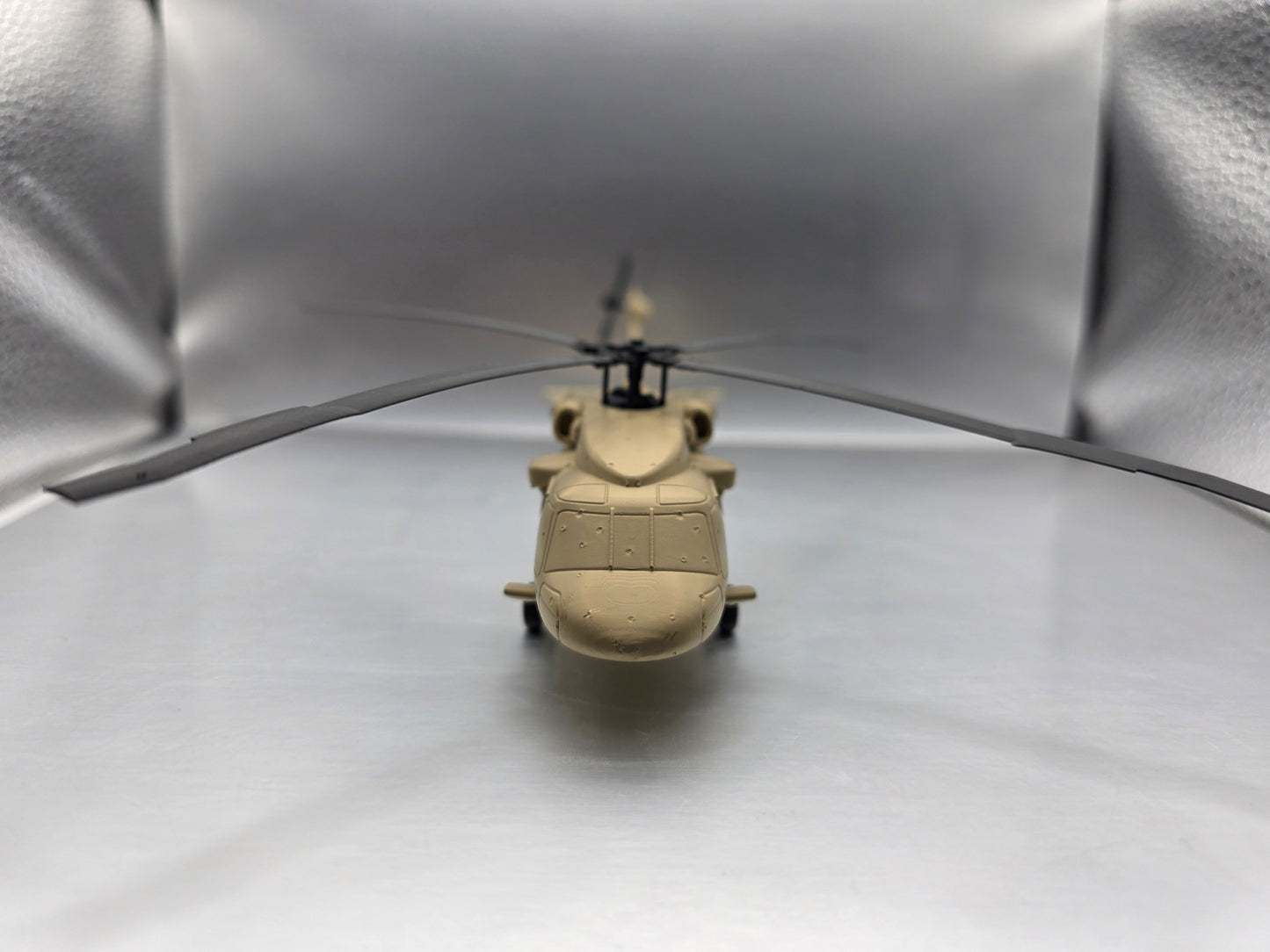 HO Scale 1:87 Sikorsky UH-60 Blackhawk Helicopter Trainload - US Army - Desert Camo