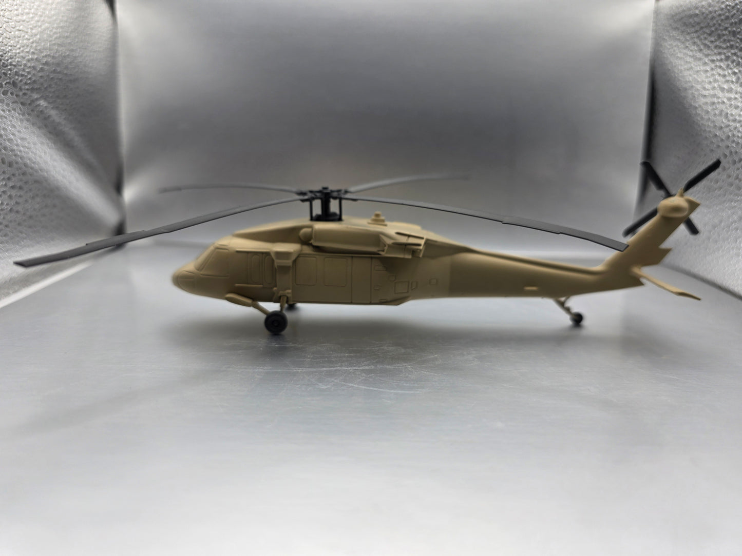 HO Scale 1:87 Sikorsky UH-60 Blackhawk Helicopter Trainload - US Army - Desert Camo