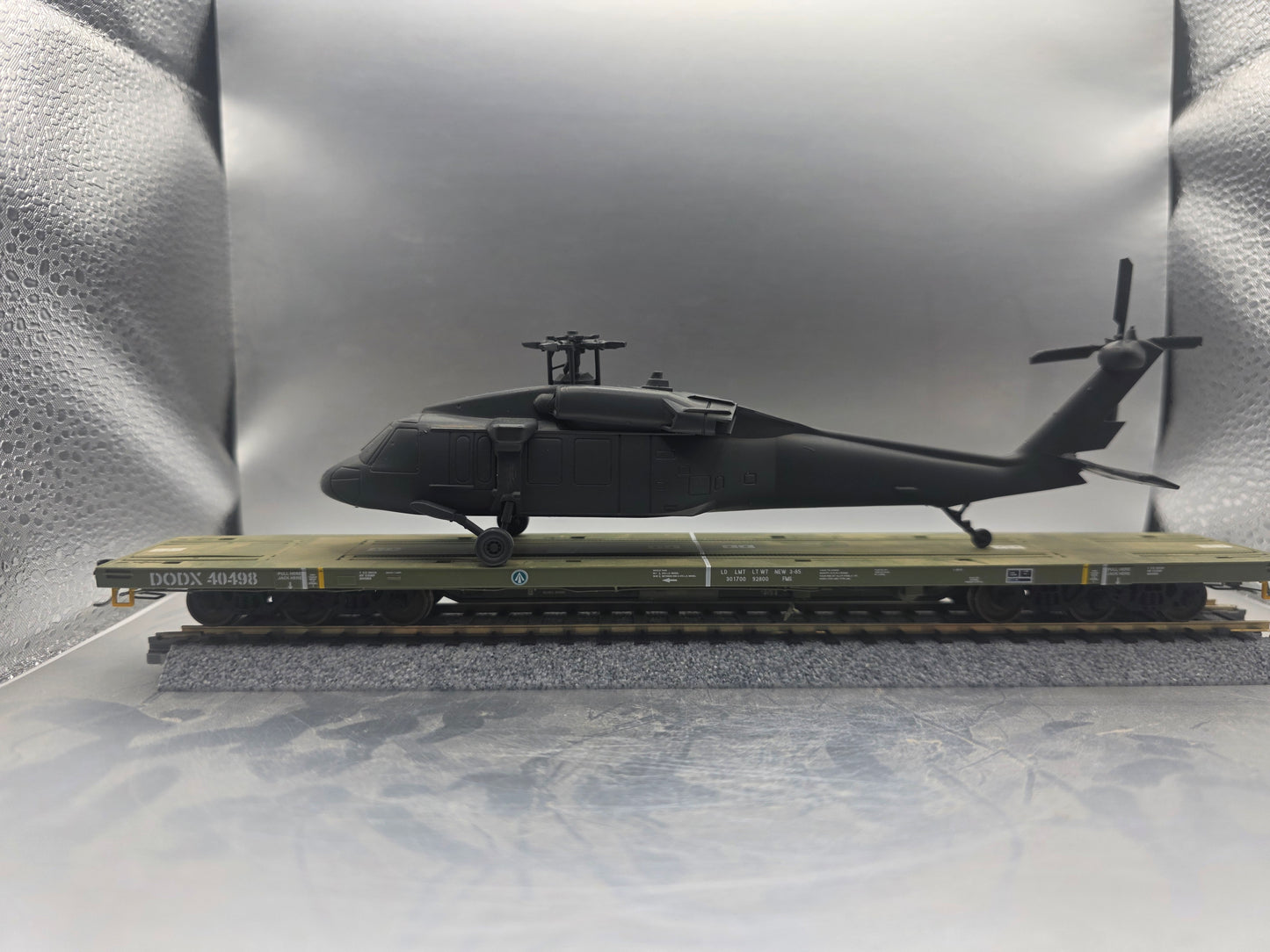 HO Scale 1:87 Sikorsky UH-60 Blackhawk Helicopter Trainload - US Army - CIA - Black