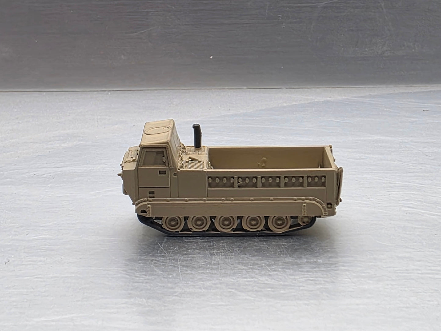 N Scale 1:160 M548 Tracked Cargo Carrier Open Bed Desert Camo US Army