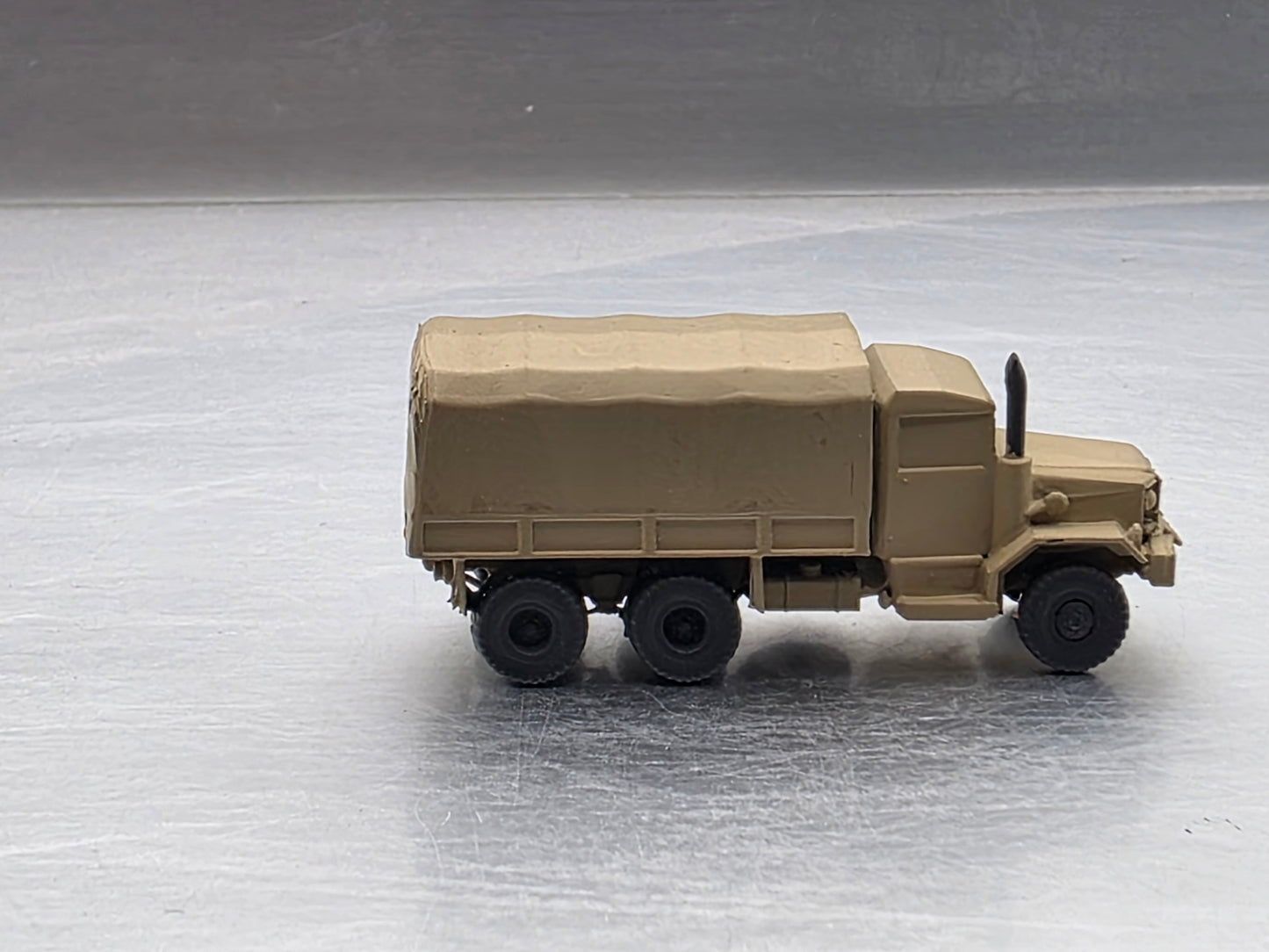 N Scale 1:87 M35 2½-ton 6×6 cargo truck Closed Bed Desert Camo "Deuce and a Half"