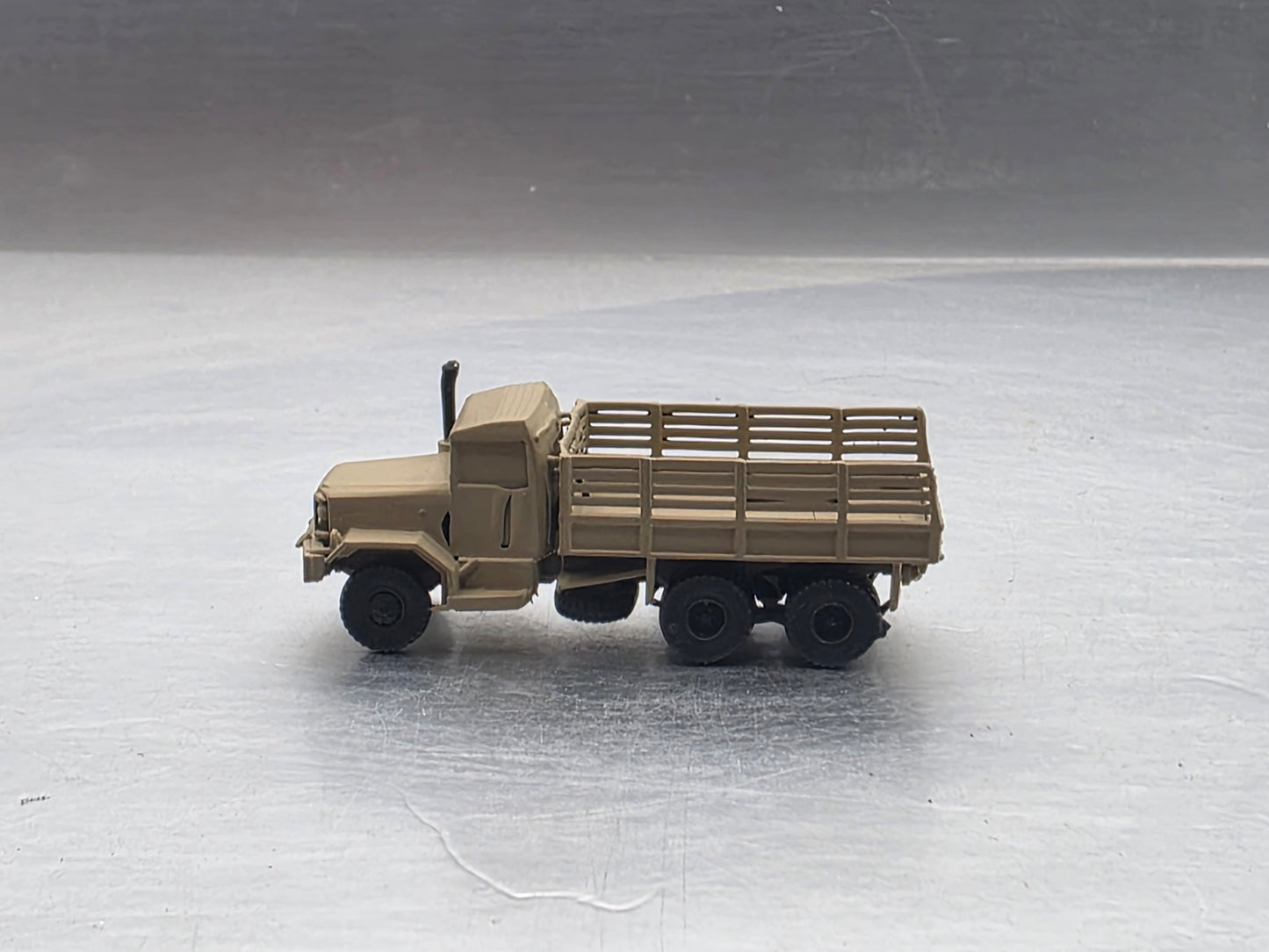 N Scale 1:160 M35 2½-ton 6×6 cargo truck Open Bed Desert Camo "Deuce and a Half"