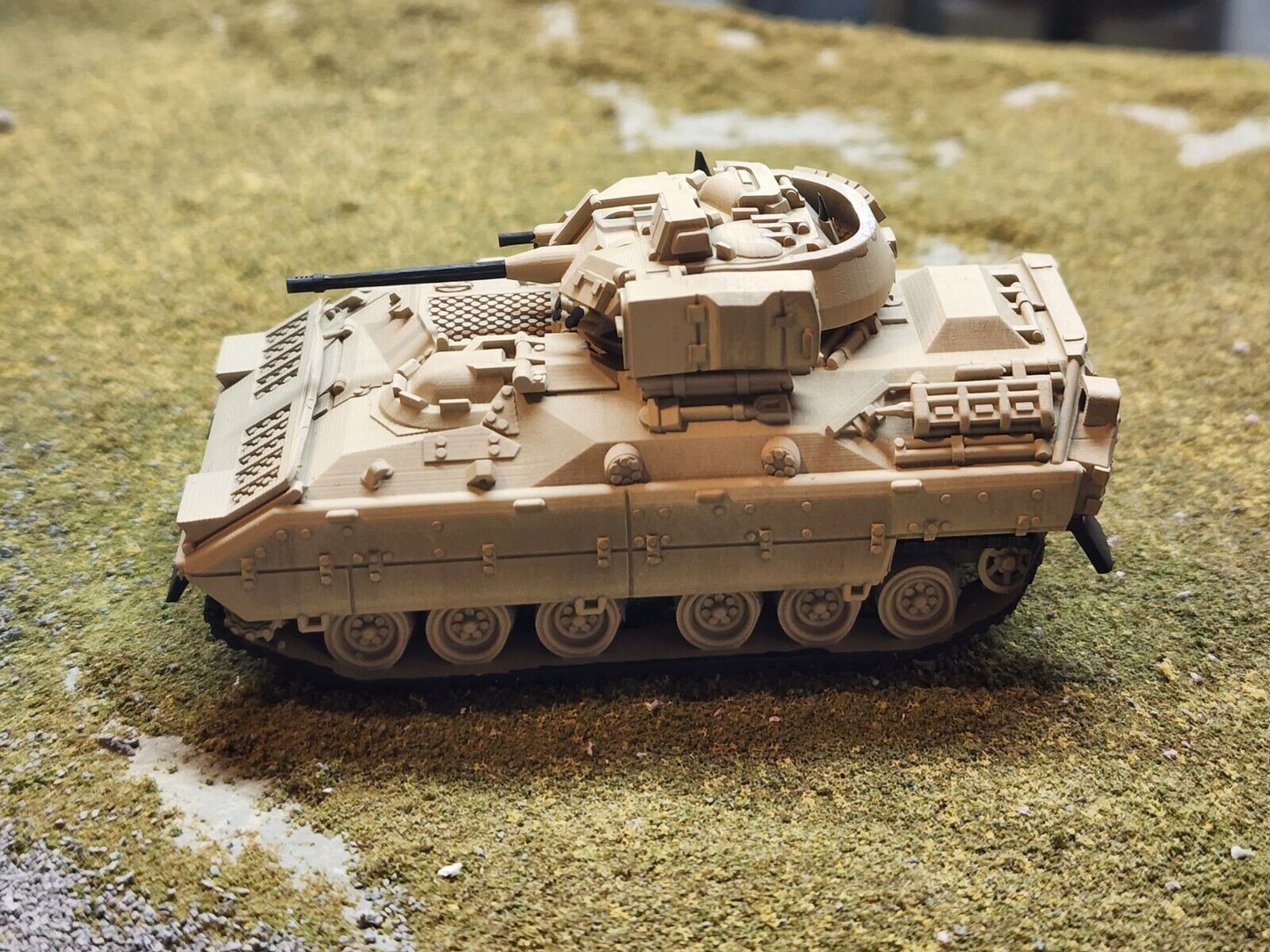 HO Scale 1:87 M2 Bradley IFV - US Army Desert Camo