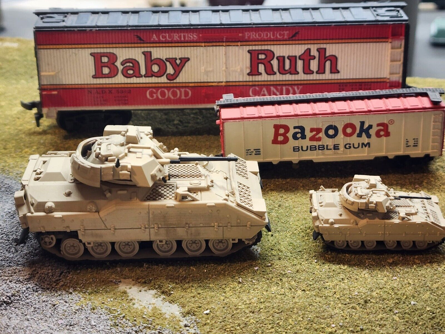 HO Scale 1:87 M2 Bradley IFV - US Army Desert Camo