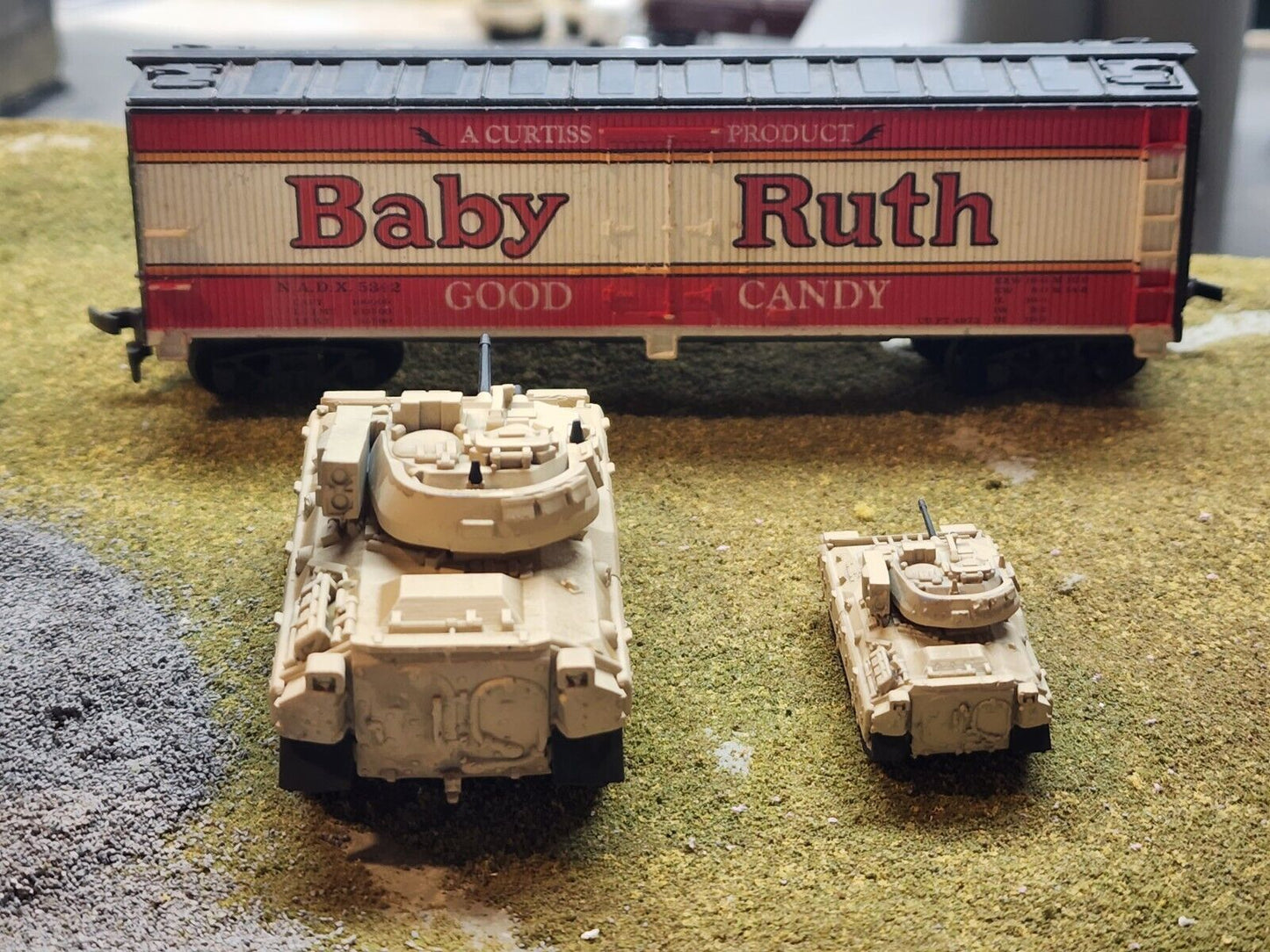 HO Scale 1:87 M2 Bradley IFV - US Army Desert Camo