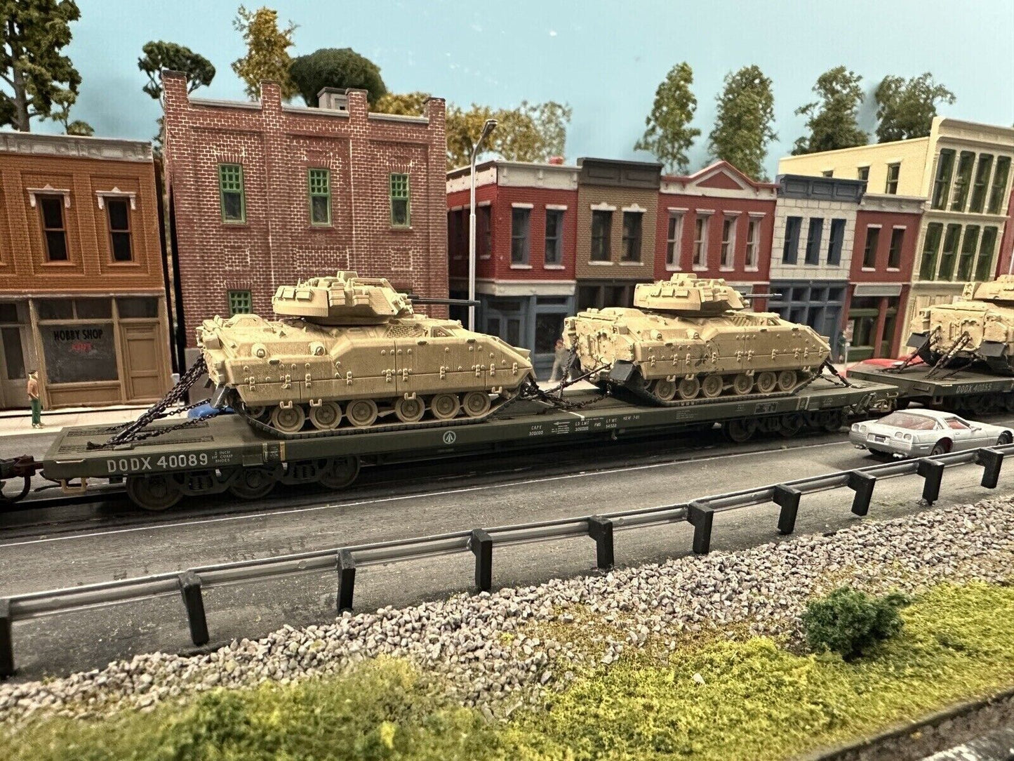 HO Scale 1:87 M2 Bradley IFV - US Army Desert Camo