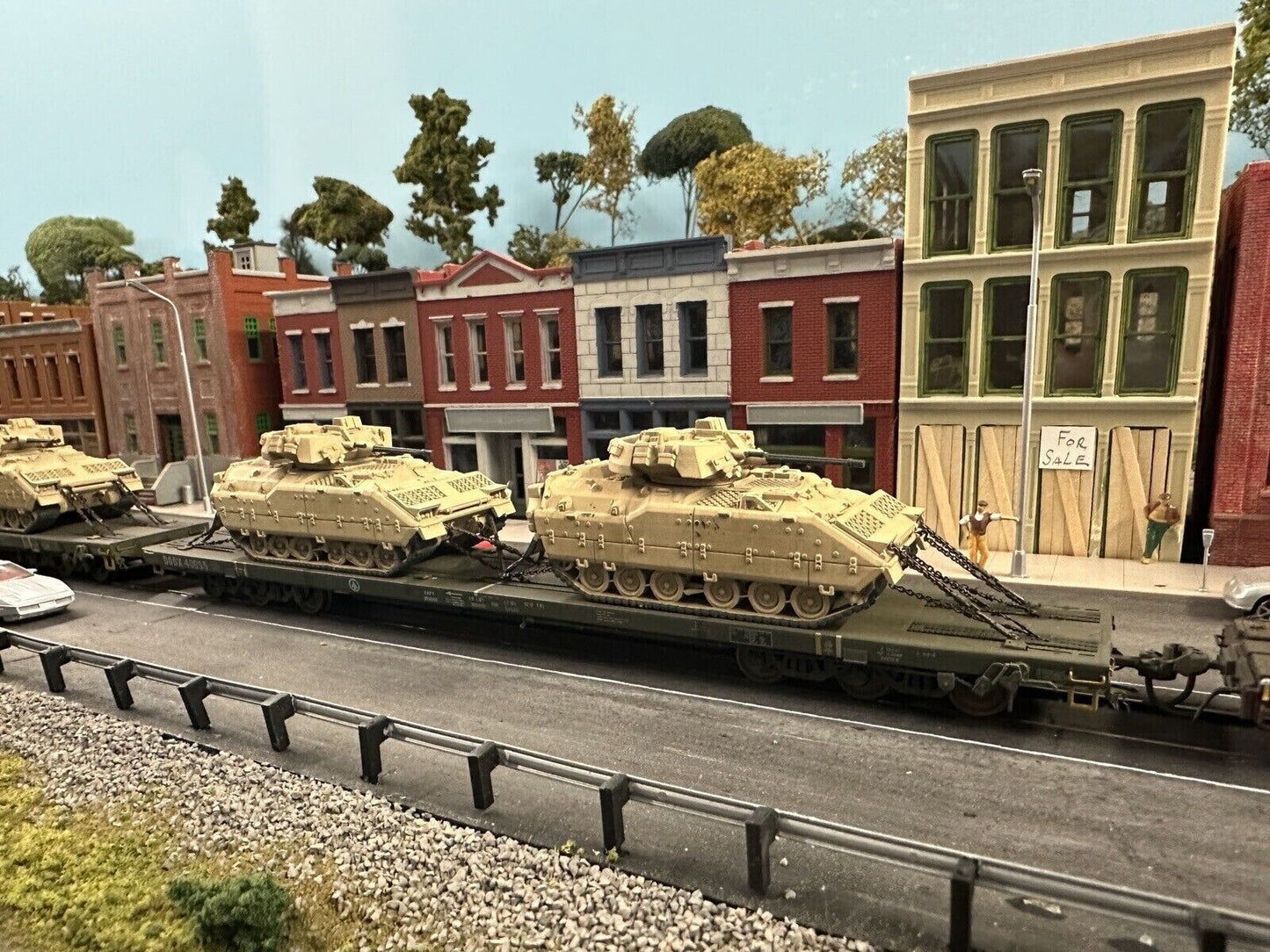 HO Scale 1:87 M2 Bradley IFV - US Army Desert Camo