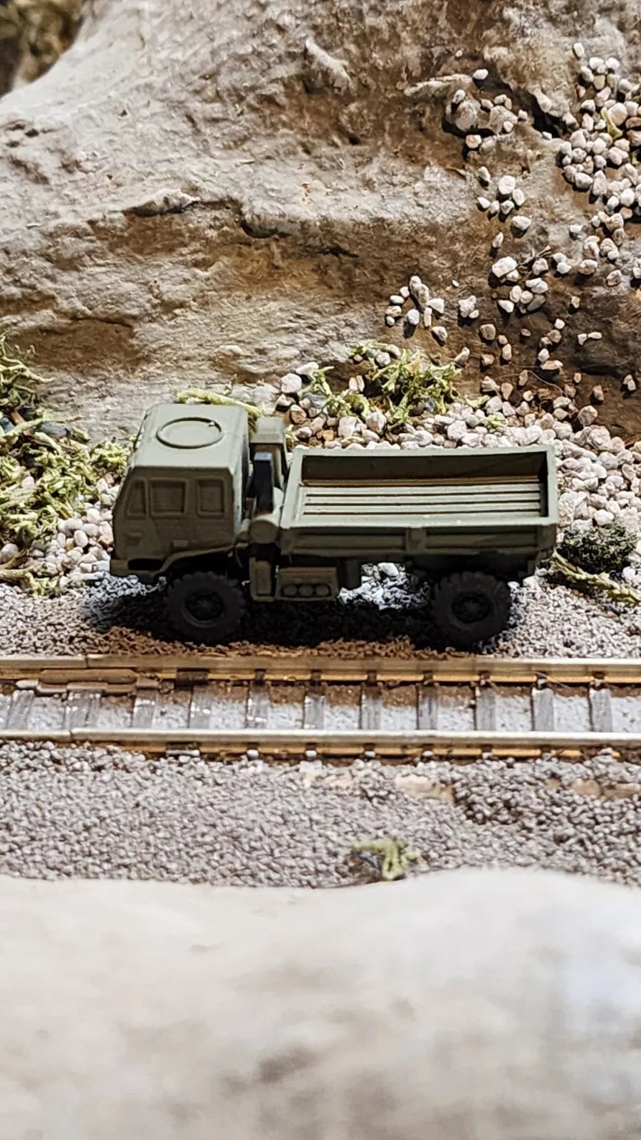 N Scale 1:160 M1078 LMTV 2 1/2 Ton Cargo Truck 4x4 Open Bed OD Green