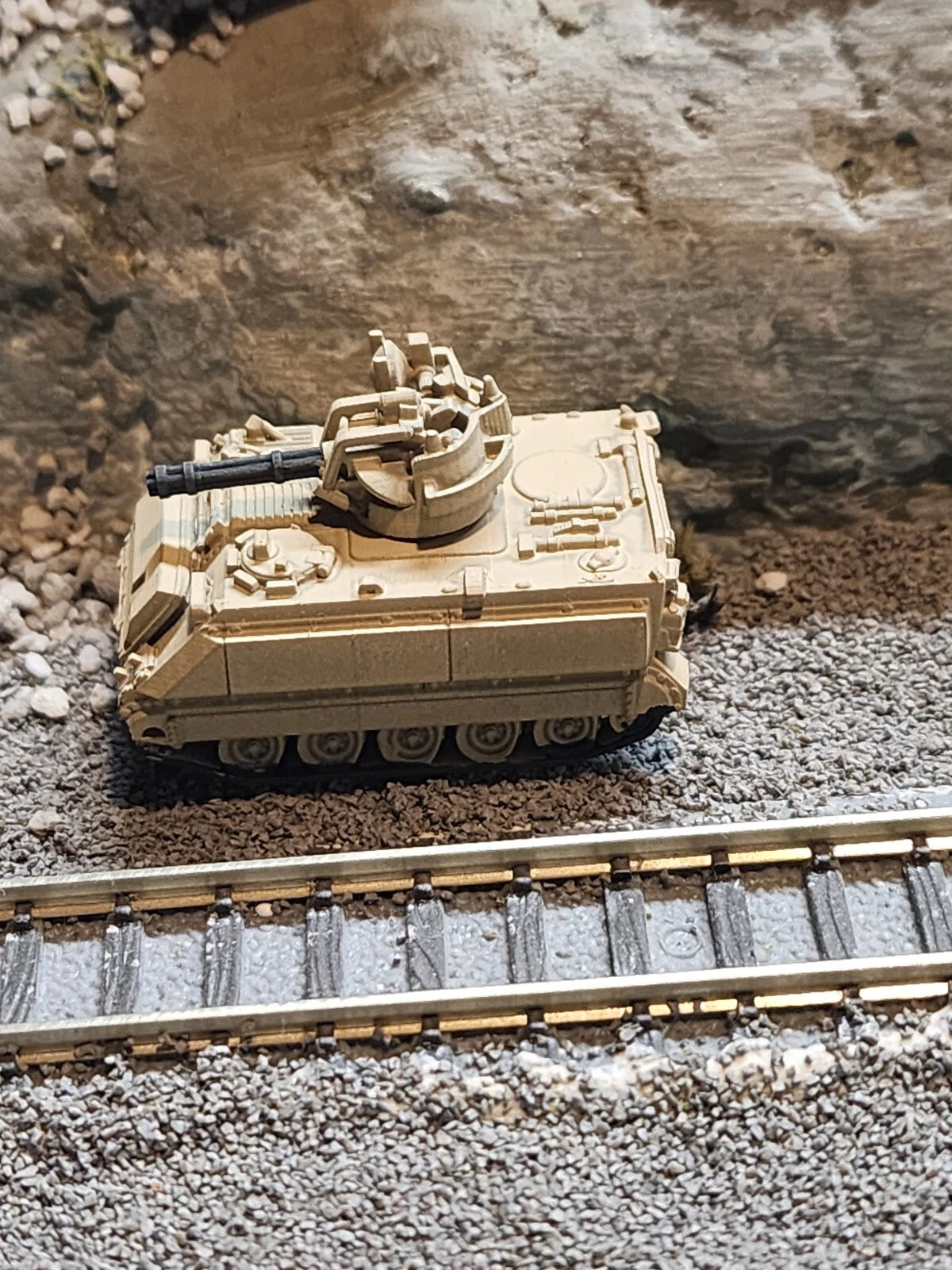 N Scale 1:160 M163 Vulcan Air Defense System (VADS) - US Army Desert Camo