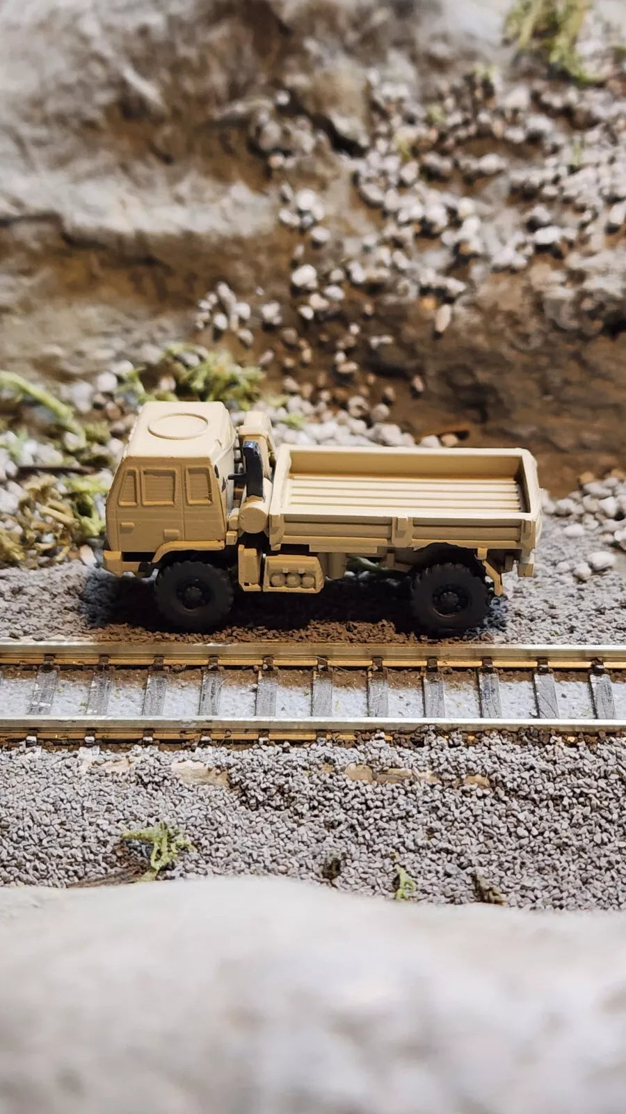 N Scale 1:160 M1078 LMTV 2 1/2 Ton Cargo Truck 4x4 Open Bed Desert Camo