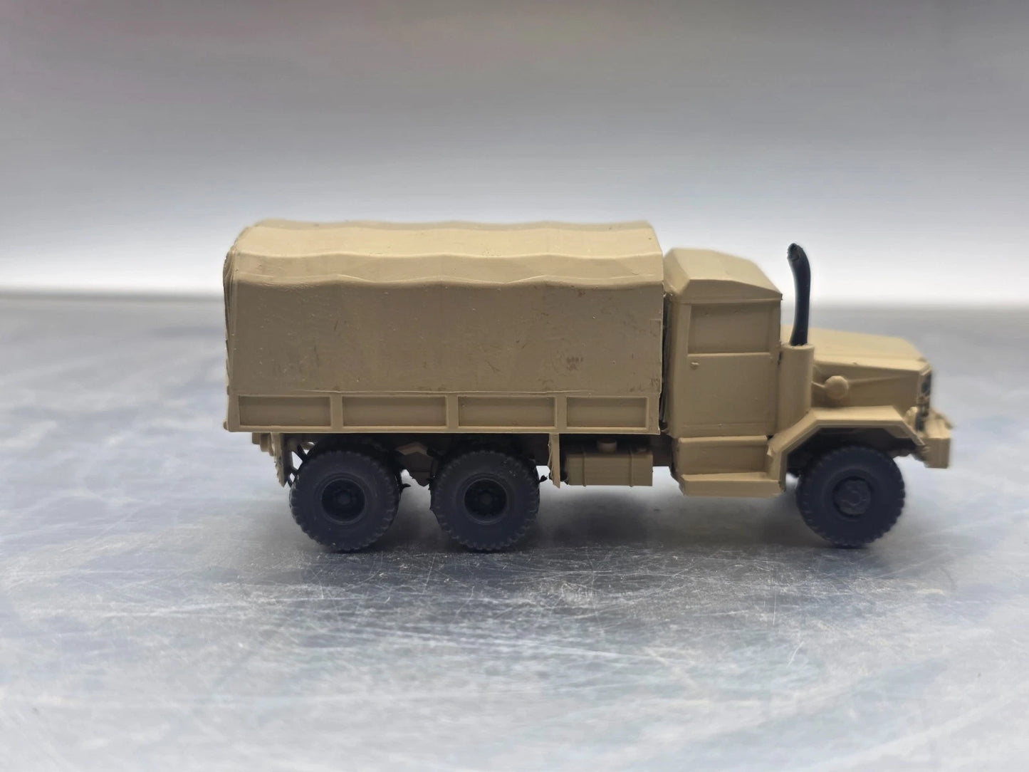 HO Scale 1:87 M35 2½-ton 6×6 cargo truck Closed Bed Desert Camo - "Deuce and a Half"