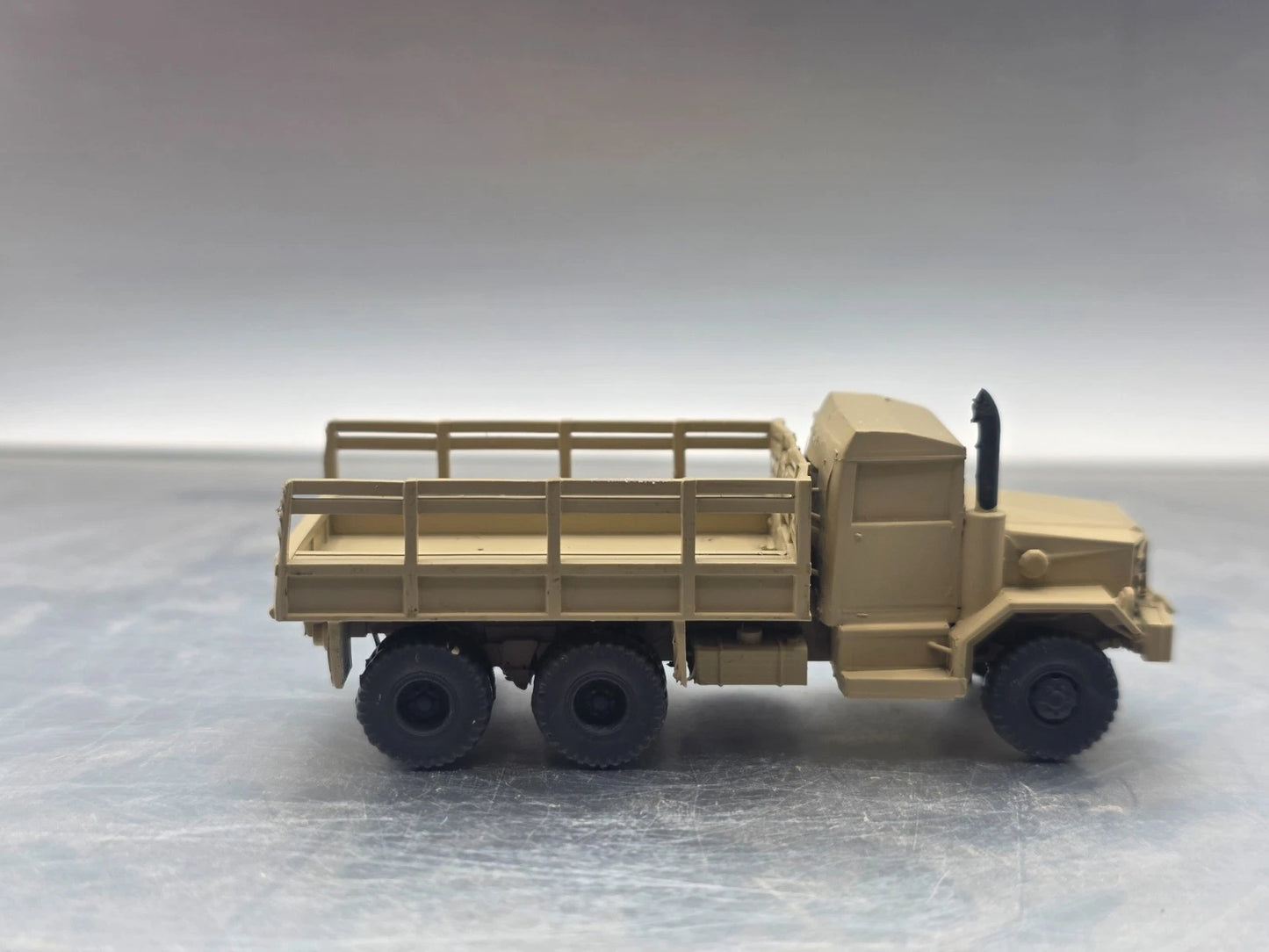 HO Scale 1:87 M35 2½-ton 6×6 cargo truck Open Bed Desert Camo - "Deuce and a Half"