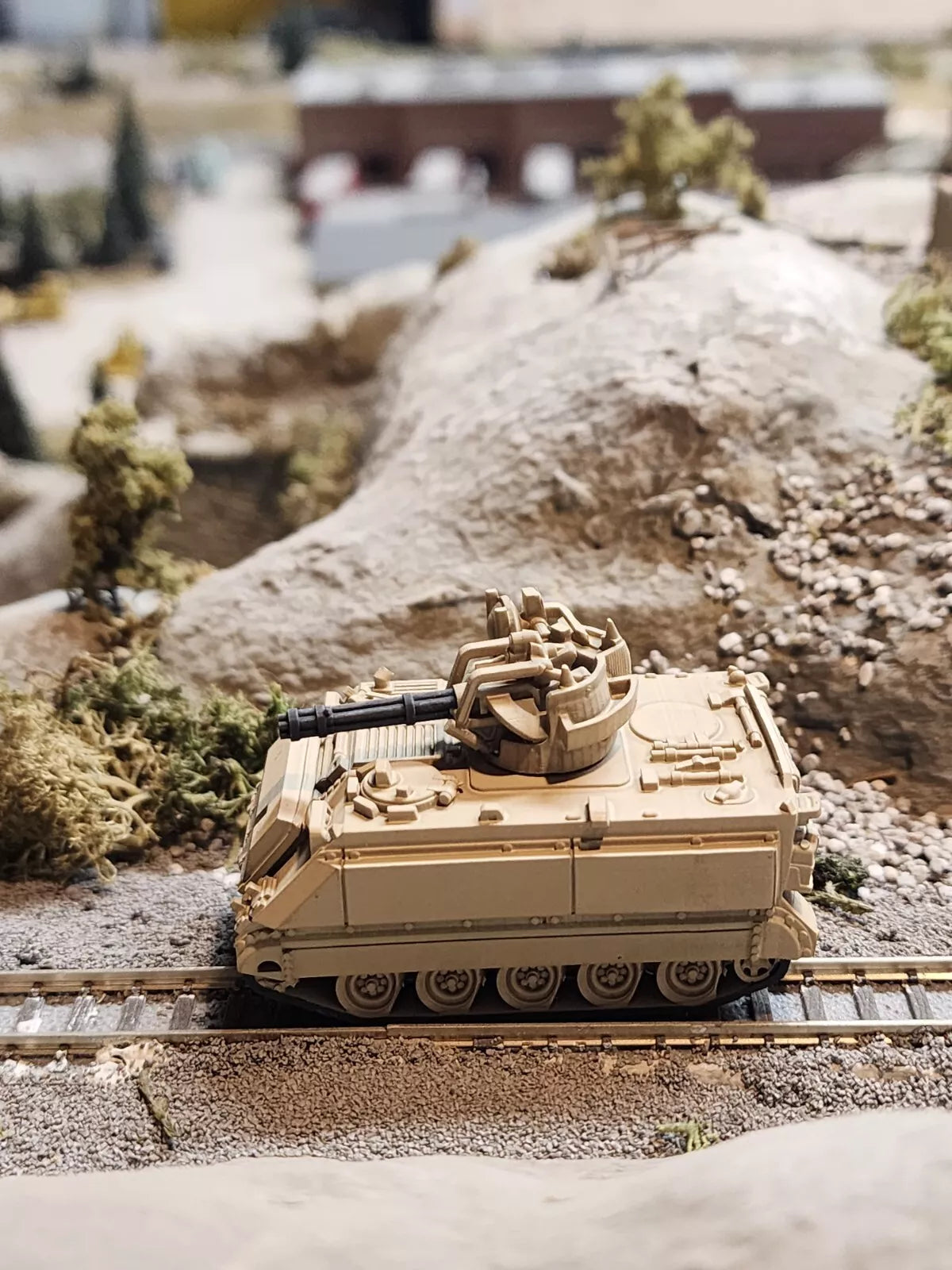 HO Scale 1:87 M163 Vulcan Air Defense System (VADS) - US Army Desert Camo