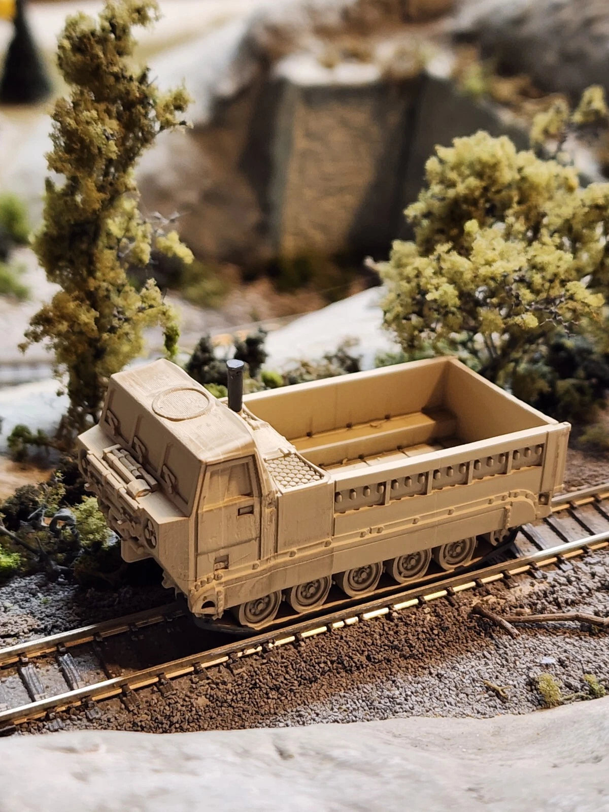 HO Scale 1:87 M548 Tracked Cargo Carrier un-Covered Desert Camo US Army