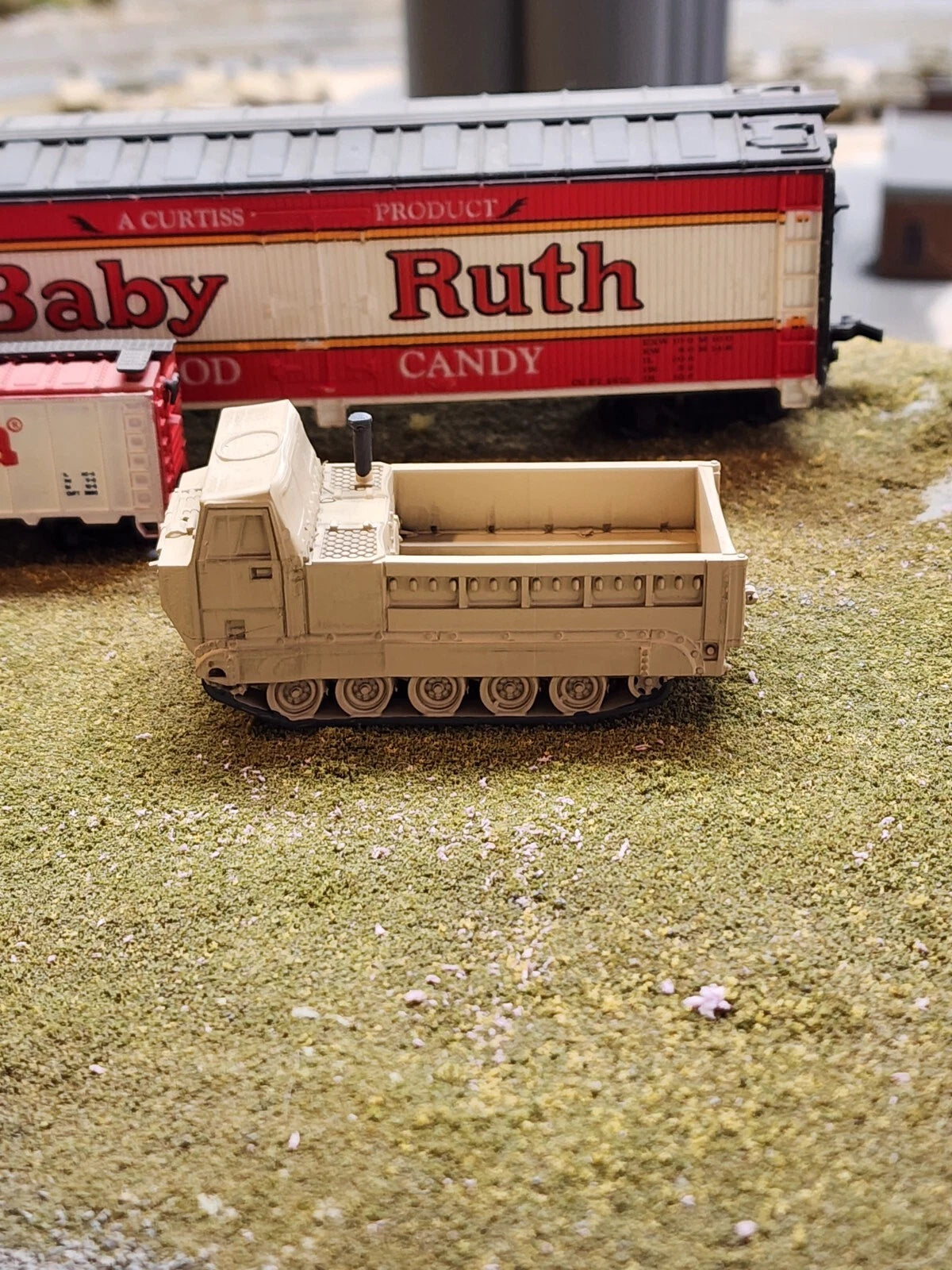 HO Scale 1:87 M548 Tracked Cargo Carrier un-Covered Desert Camo US Army