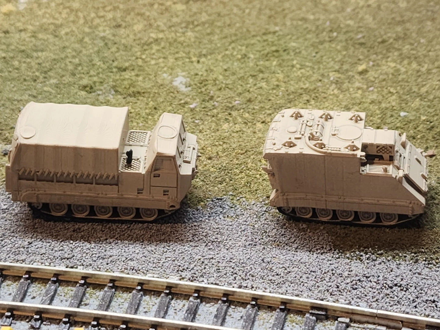 N Scale 1:160 M548 Tracked Cargo Carrier Covered Desert Camo US Army