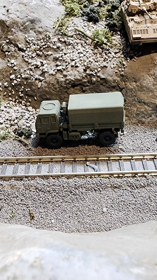 N Scale 1:160 M1078 LMTV 2 1/2 Ton Cargo Truck 4x4 Covered OD Green