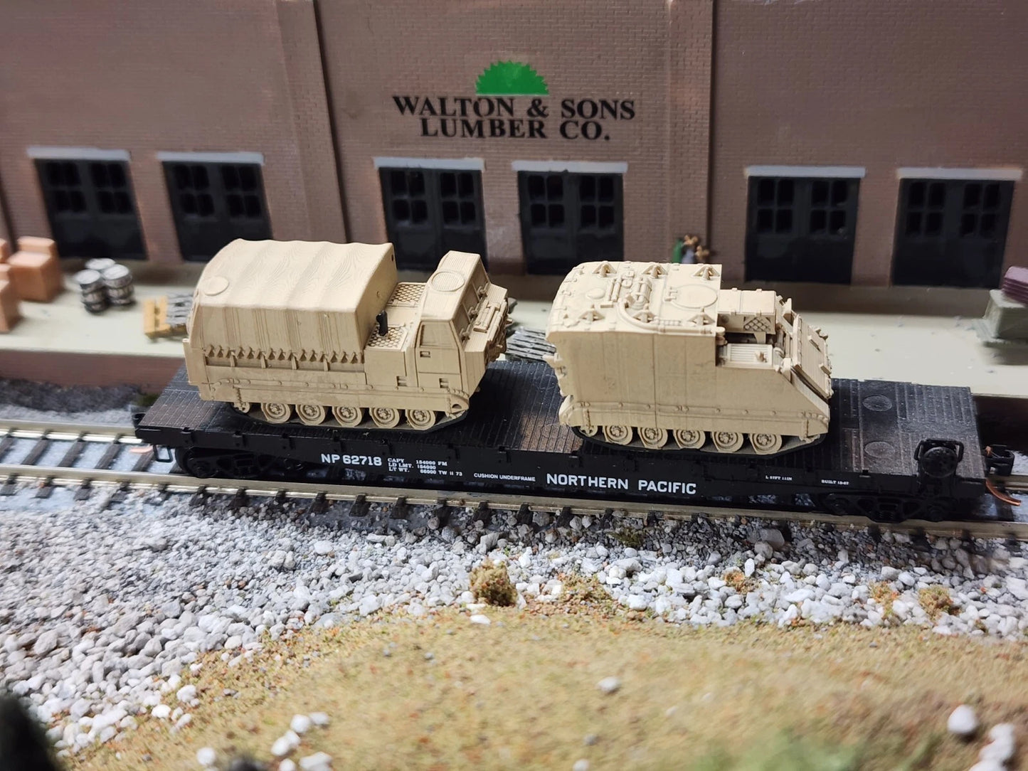 N Scale 1:160 M548 Tracked Cargo Carrier Covered Desert Camo US Army