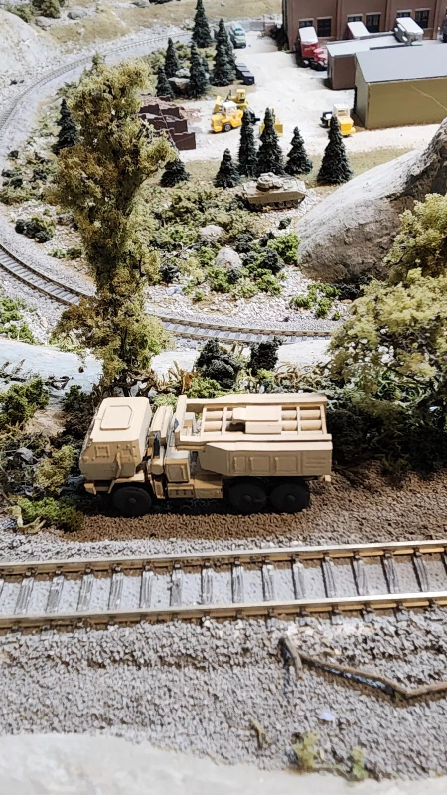 N Scale 1:160 M142 HIMARS Multiple Rocket Launcher Desert Camo