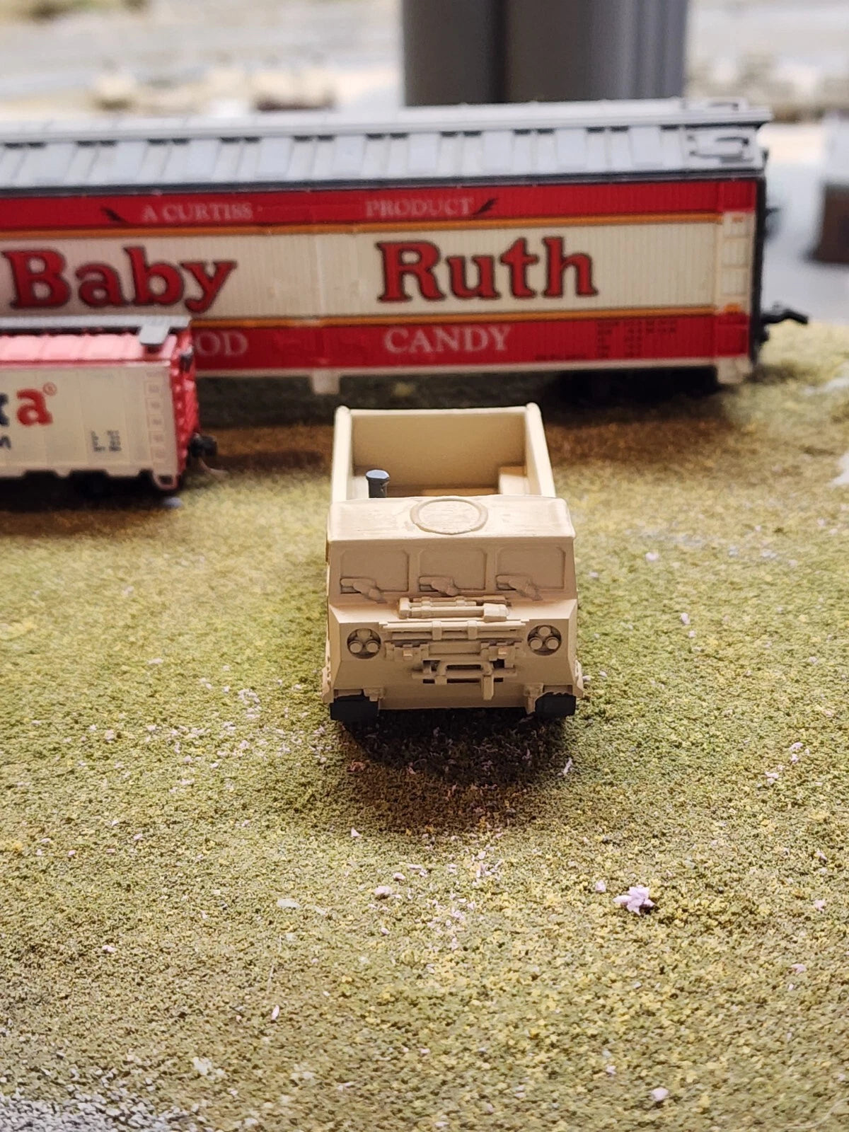 HO Scale 1:87 M548 Tracked Cargo Carrier un-Covered Desert Camo US Army