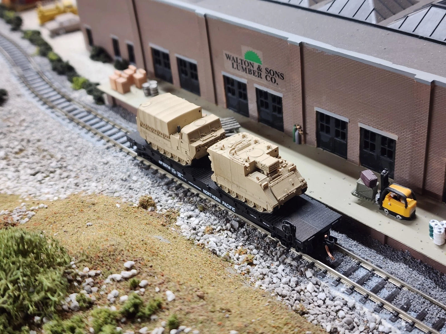 N Scale 1:160 M548 Tracked Cargo Carrier Covered Desert Camo US Army