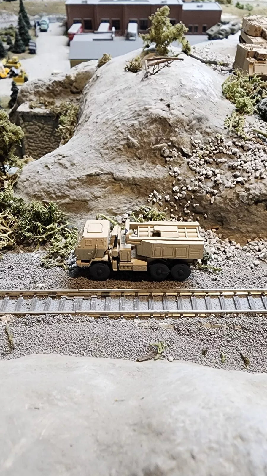 N Scale 1:160 M142 HIMARS Multiple Rocket Launcher Desert Camo